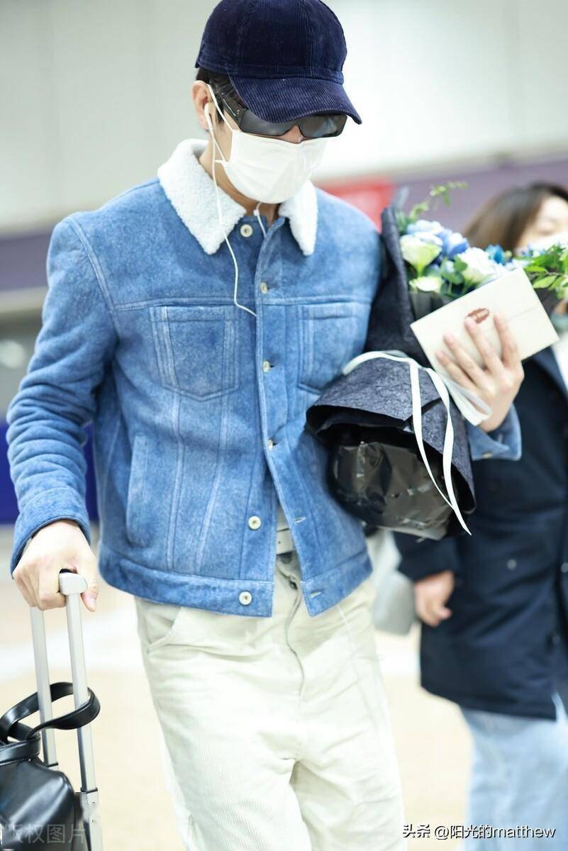 街拍:井柏然毛领牛仔夹克 白色阔腿裤 棒球帽简约帅气_北京_机场