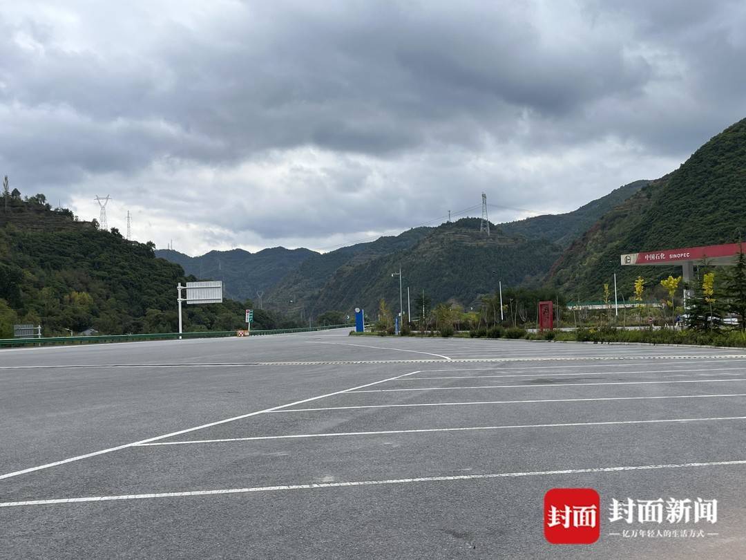 西和县石峡的公路站在山上眺望,仇池山的山顶并非尖耸入云.