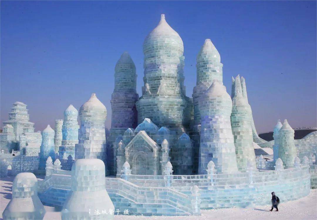 白天的冰雪大世界,宛如冰雕玉砌的"魔城"_哈尔滨_灯光_霍格沃茨