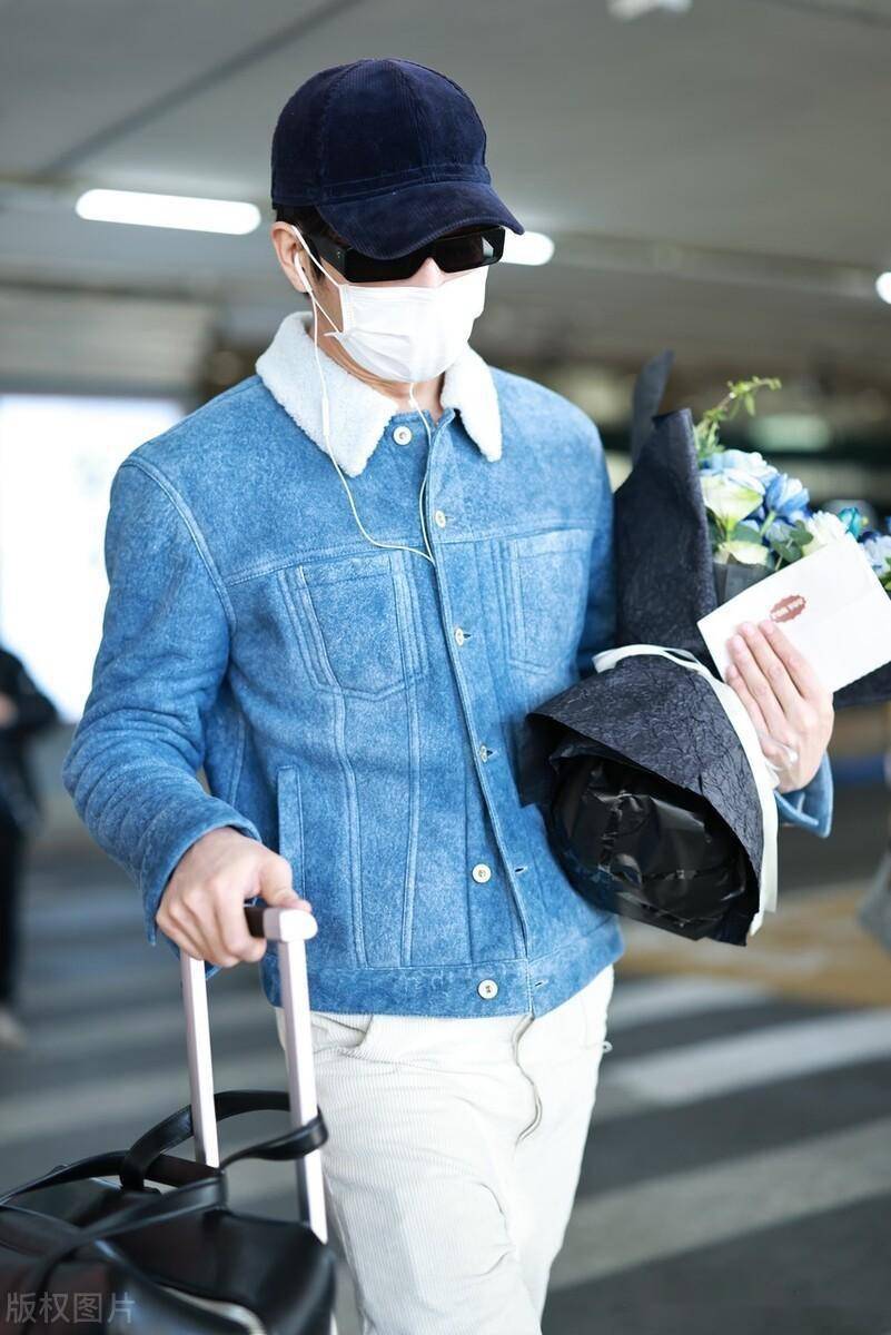 街拍:井柏然毛领牛仔夹克 白色阔腿裤 棒球帽简约帅气_北京_机场