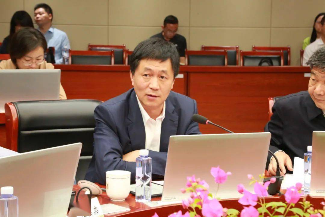 天一中学朱卓君校长代表学校作题为《为了每个学生的卓越成长》的创建