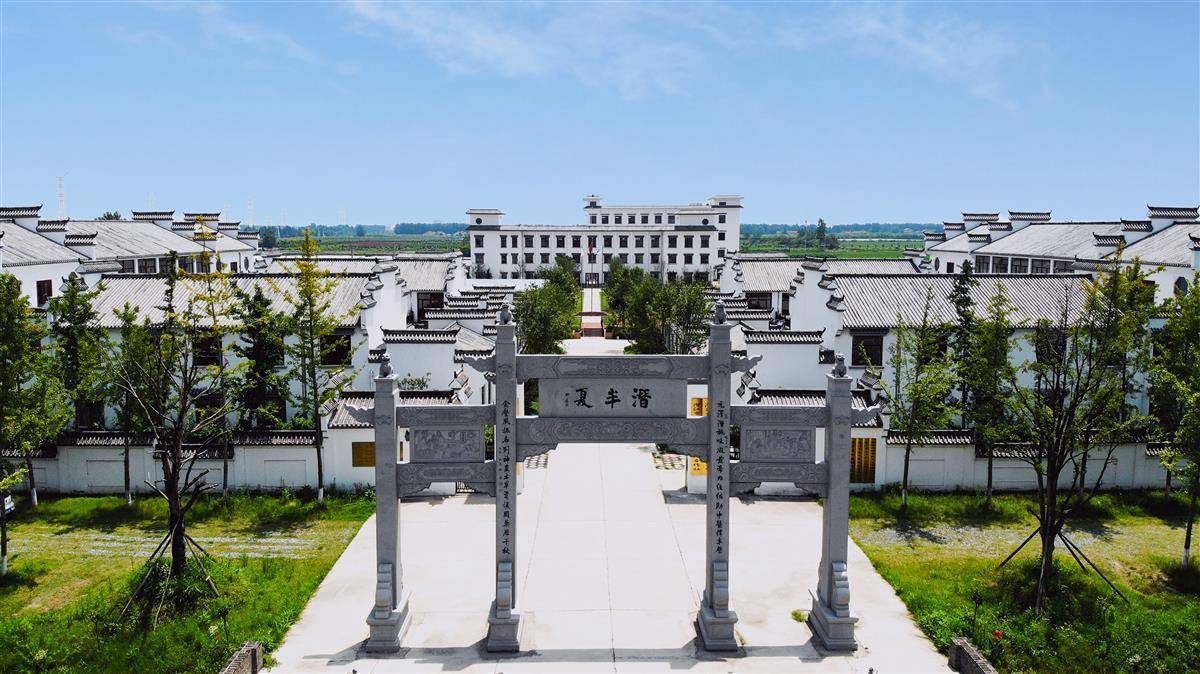 潜半夏中医药文化景区位于潜江市周矶管理区,由省级龙头企业潜江市潜