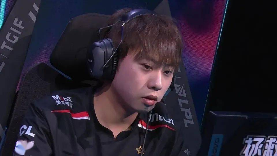 edg冠军阵容惨败,faker小老弟原形毕露,网友锐评:还不如请uzi_比赛
