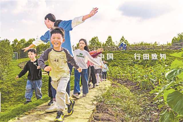 (資料圖片)記者 尹詩語 攝/視覺重慶藝術家在北碚區柳蔭鎮東昇村設計