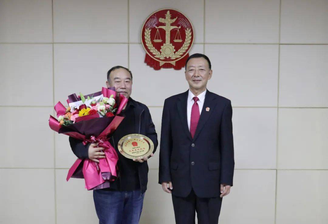 固原中院举行2023年度干部荣誉退休仪式_发展_董军代_老同志