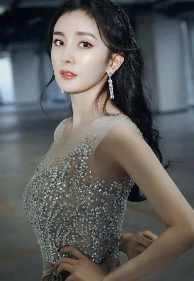 "杨幂高调亮相,性感透明薄纱长裙成为焦点,勾起好奇心!