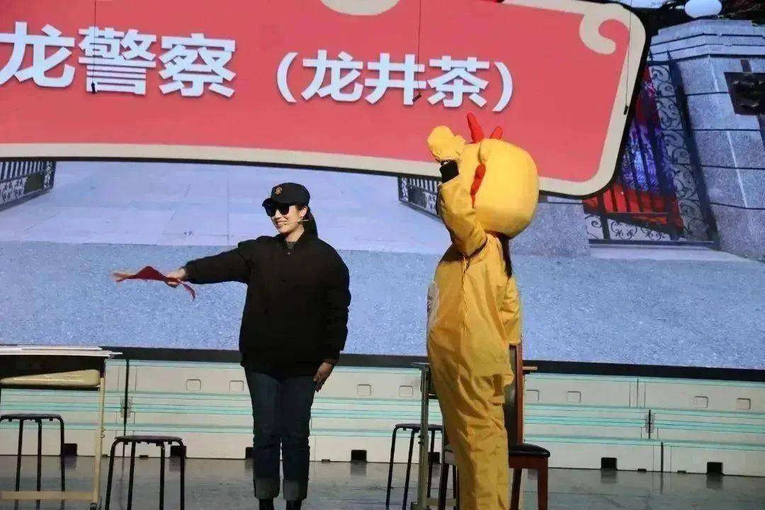 龙头抬,龙步迈,萌龙闹春笑颜开.在附中的学习,生活一直是欢乐满满.