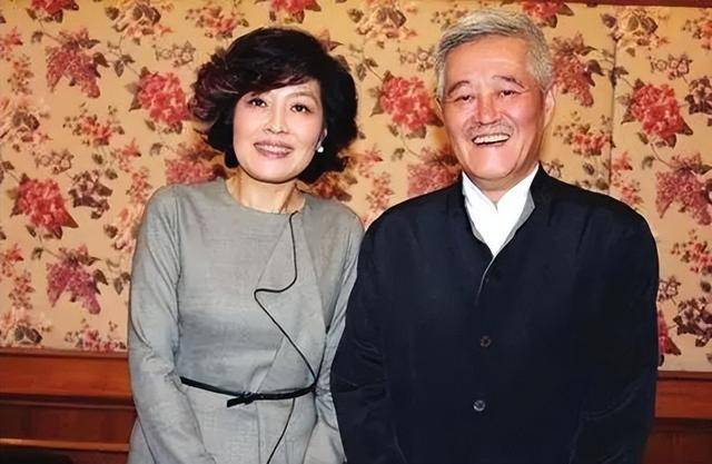 赵本山身体垮了?神秘疾病频抽筋拒绝就医,舞台背后藏何隐情?