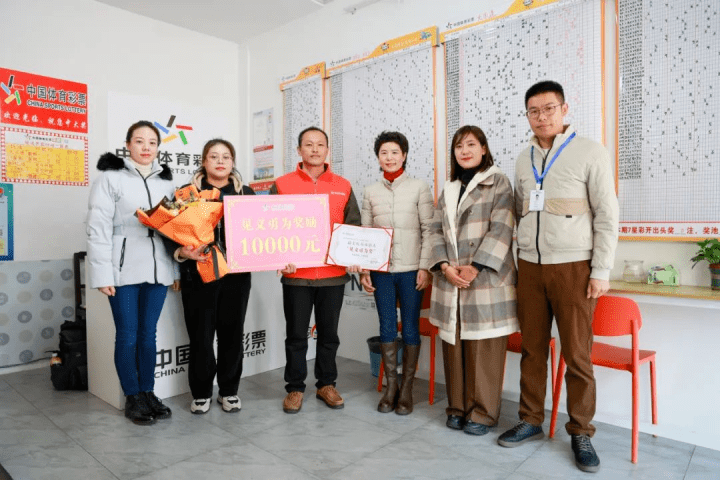 一群人捧着鲜花,拿着奖状走进杭城小店!