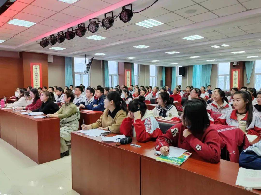 一桌一讲台,一师一生情——大同一中北校2023年"我和我的老师"迎新年