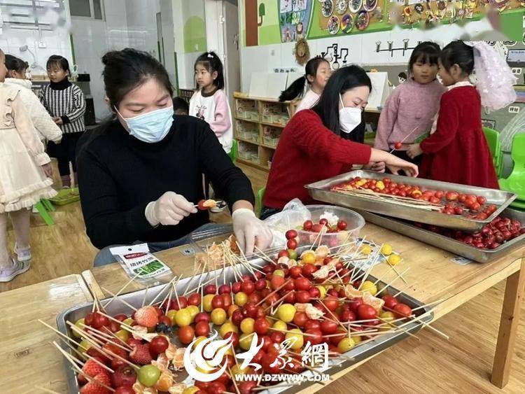 嵐山區虎山鎮中心幼兒園的孩子們提前設計了遊園路線圖,老師帶領孩子