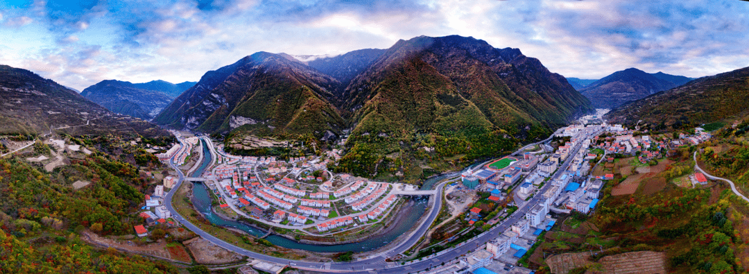 旅游资源十分丰富县城海拔2350米平均海拔3544米阿坝州中部黑水县位于