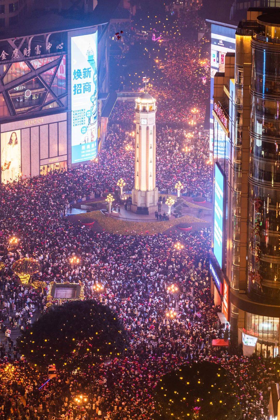 这…是跨年夜的青岛!五四广场挤到没信号,在石老人被踩了好几脚!