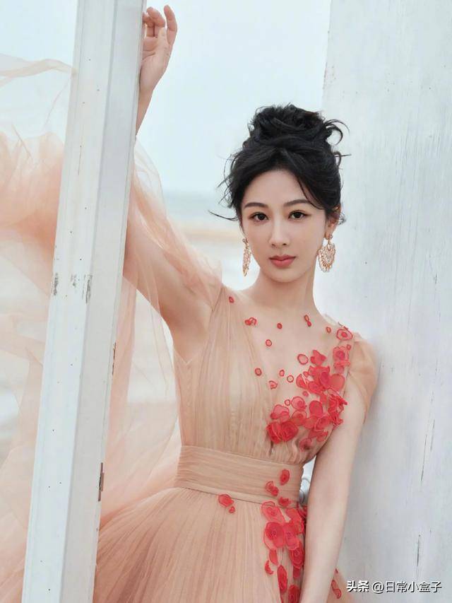 杨紫方分享跨年晚会穿礼服杏色花朵裙,妆造看起来轻盈温婉,好美
