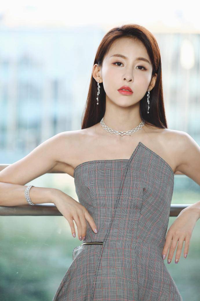 2017年,贾青的事业处于一片蒸蒸日上之际,但网络上突然爆出了一个视频