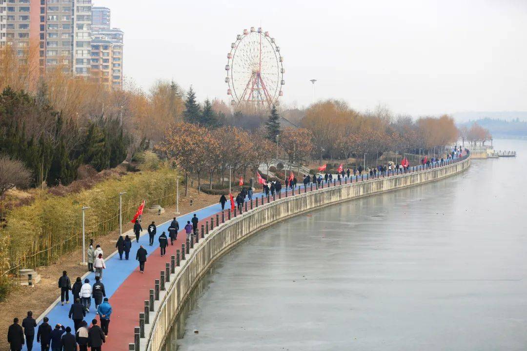 襄汾縣濱河公園內,人們以健步走形式迎接新年的到來.