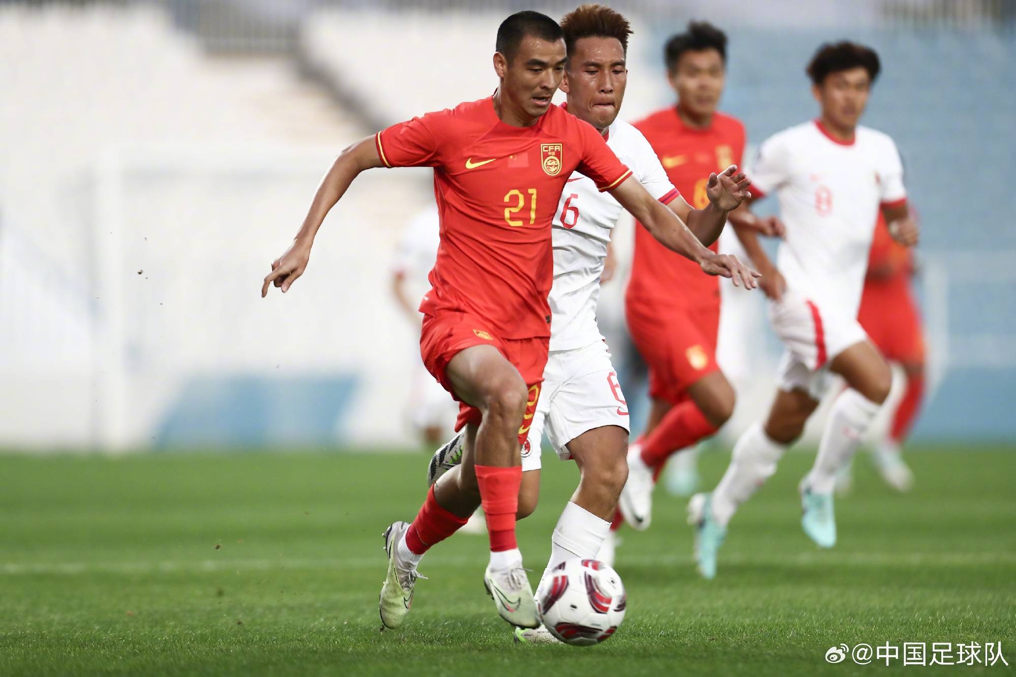 中国国家男子足球队同中国香港队热身赛,国家队以1:2遭逆转失利_少打