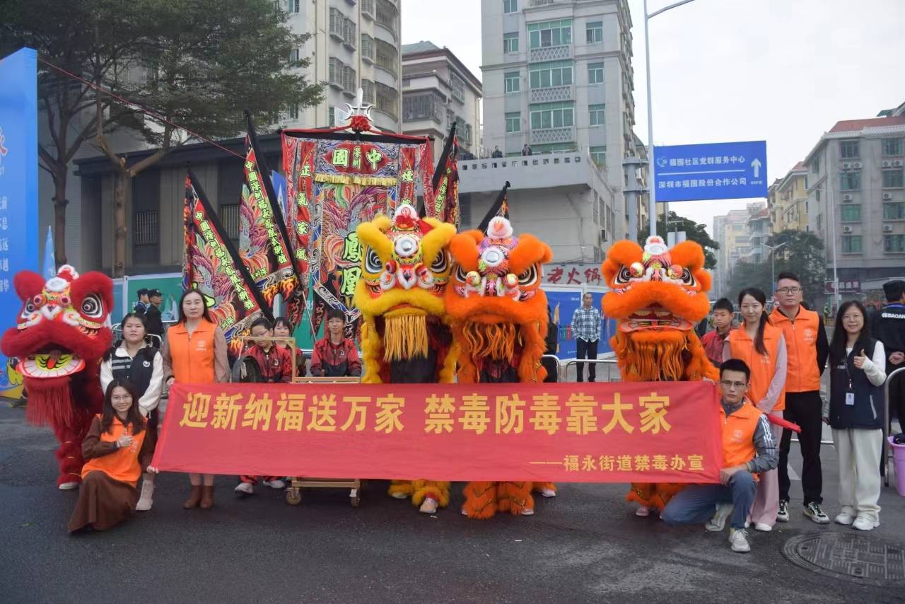 當天,福永街道禁毒社工熱情地向圍觀群眾講禁毒歷史,展覽禁毒手抄報.