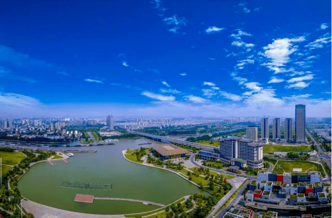 運河三灣生態中心位於揚州古運河三灣段,這裡曾聚集了水泥廠,皮革廠等