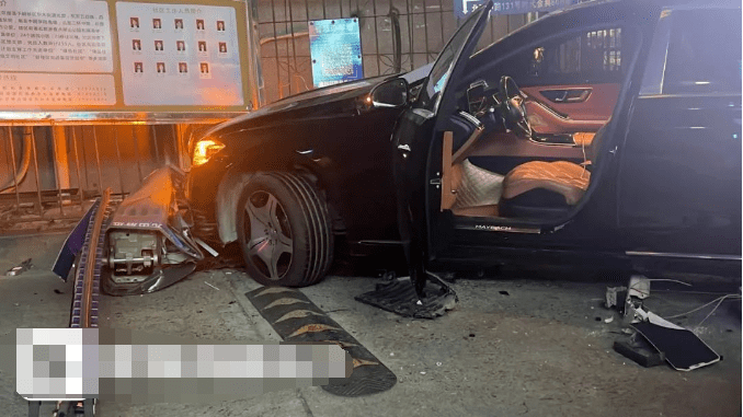 福州街头发生一起交通事故,一辆迈巴赫在进入停车场时发生意外!