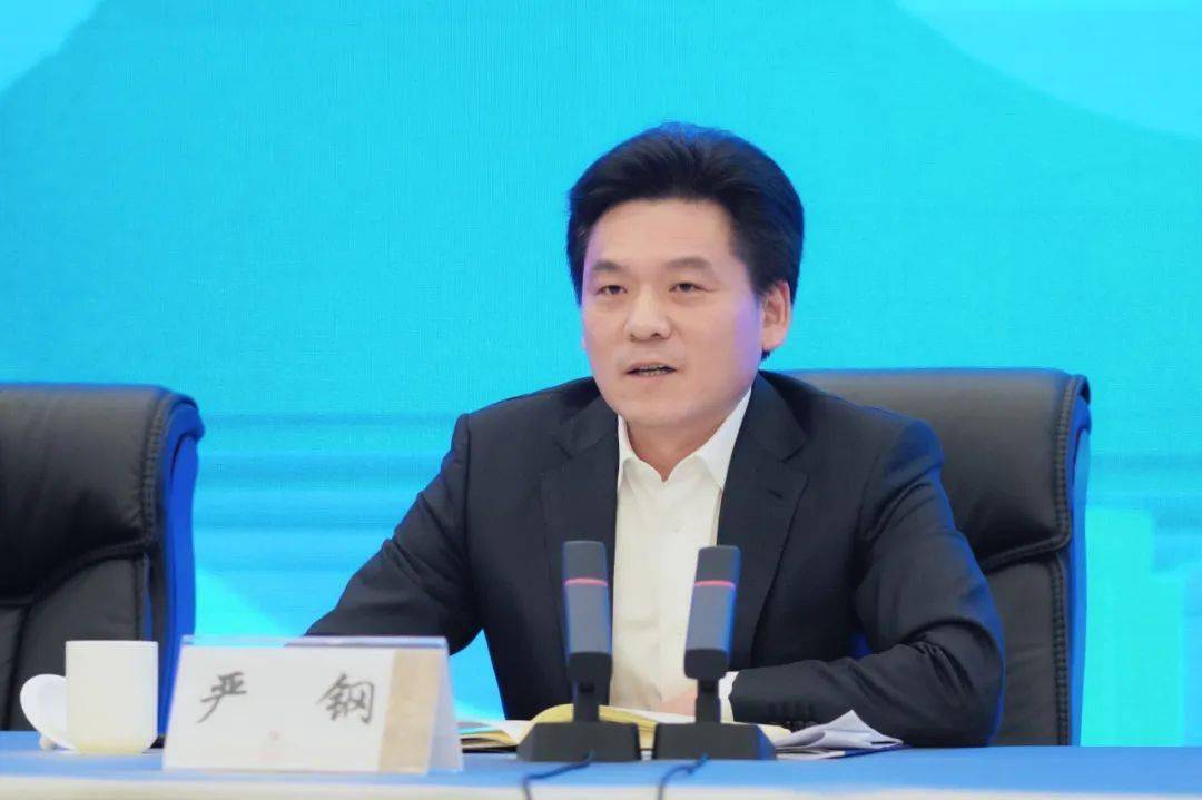 绍兴市政府党组成员严钢参加并讲话,我市领导裘建勇,潘超英,孙海荣