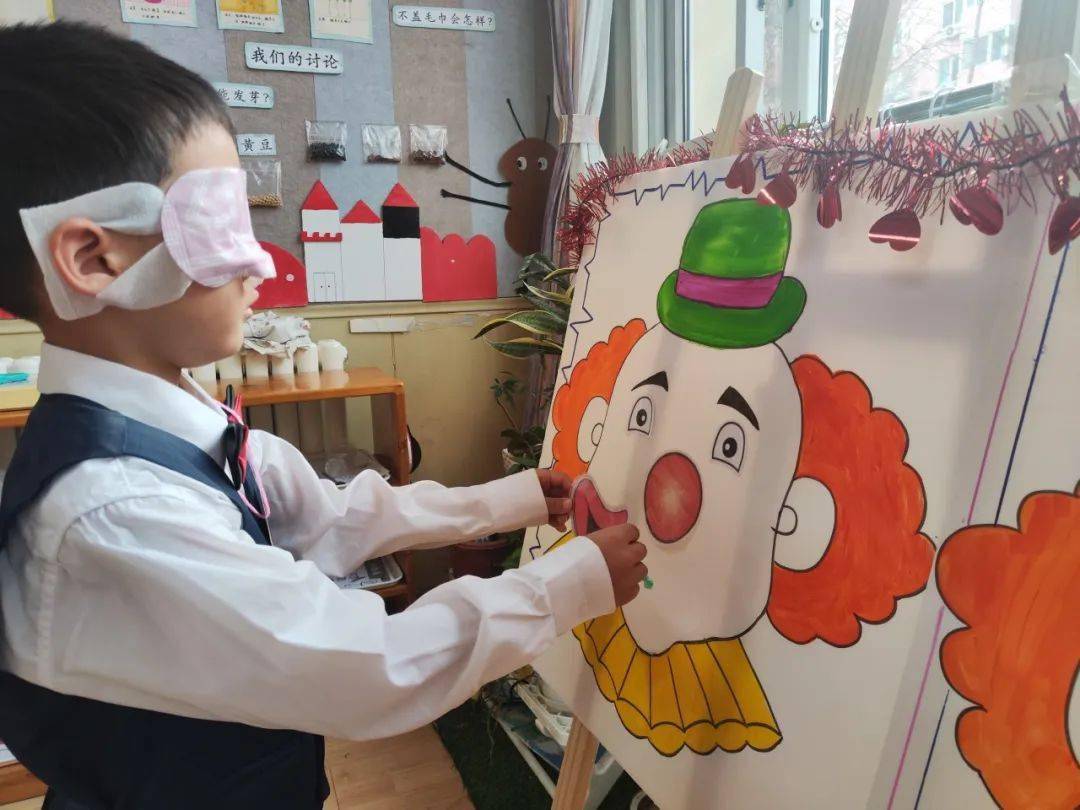 套圈,赶小猪,投壶,贴五官等等,孩子们在快乐中重温了民间传统游戏