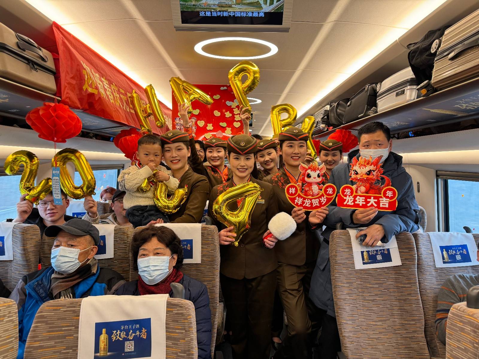 武汉客运段"凤舞楚天"乘务组从细节入手,着力打造规范化服务流程及